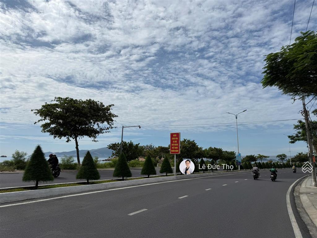 Cho thuê mặt bằng view biển đường phạm văn đồng  nha trang. diện tích 250m2 ngang 20m