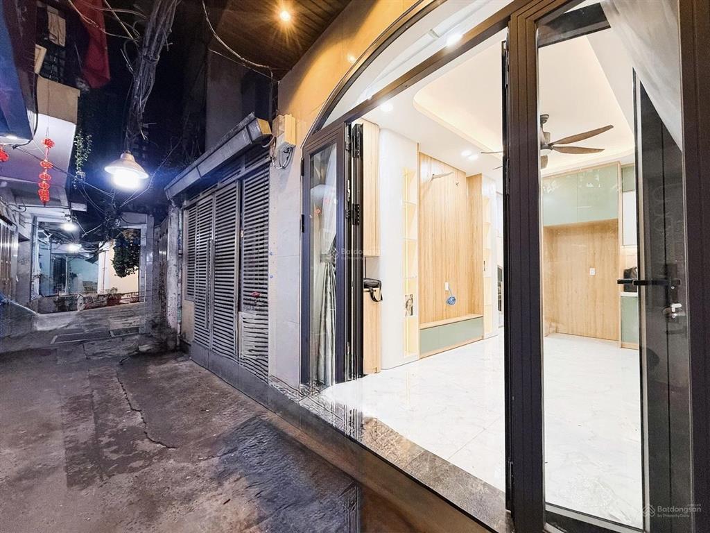 Quận 3  hẻm 1 xẹt võ văn tần  27m2 (3.3 x 8  nở hậu) 3 tầng + sân thượng