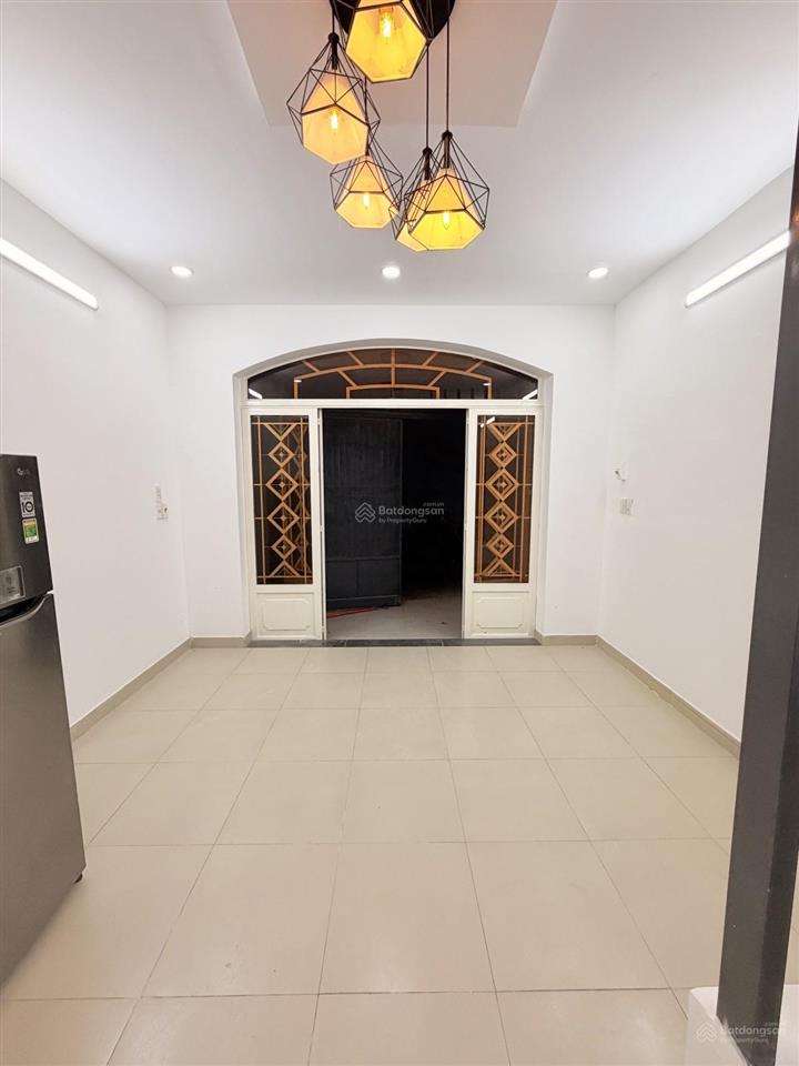 Cho thuê nhà lạc long quân q. 11  dt 28m2 | 3 tầng | 2pn 2wc | nhà vuông đẹp, sân phơi rộng thoáng