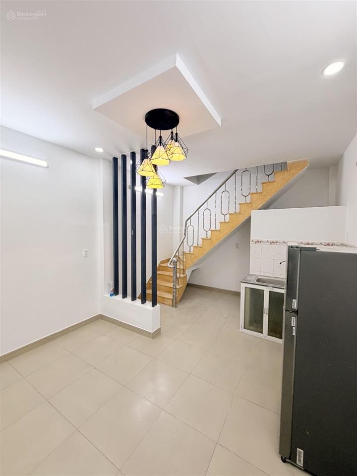 Cho thuê nhà lạc long quân q. 11  dt 28m2 | 3 tầng | 2pn 2wc | nhà vuông đẹp, sân phơi rộng thoáng