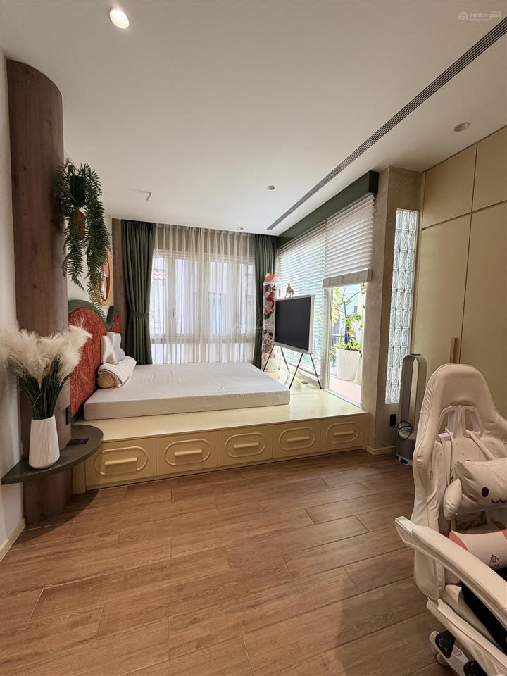 Bán nhà thành thái, quận 10  4m x 10m  5 tầng  công nhận 37,4m2 đất