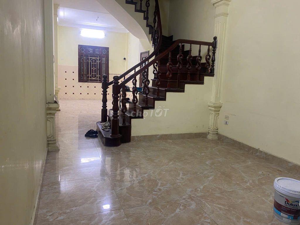 Văn phòng tầng 1 Mt 4m DT 50m2 ô tô đỗ cửa khép kín giảm giá 8,6 tr