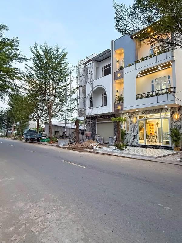 Nhà mặt tiền đ. xuân hồng mới xây, sát bv nhi đồng  đh fpt, thuận tiện định cư, kinh doanh...