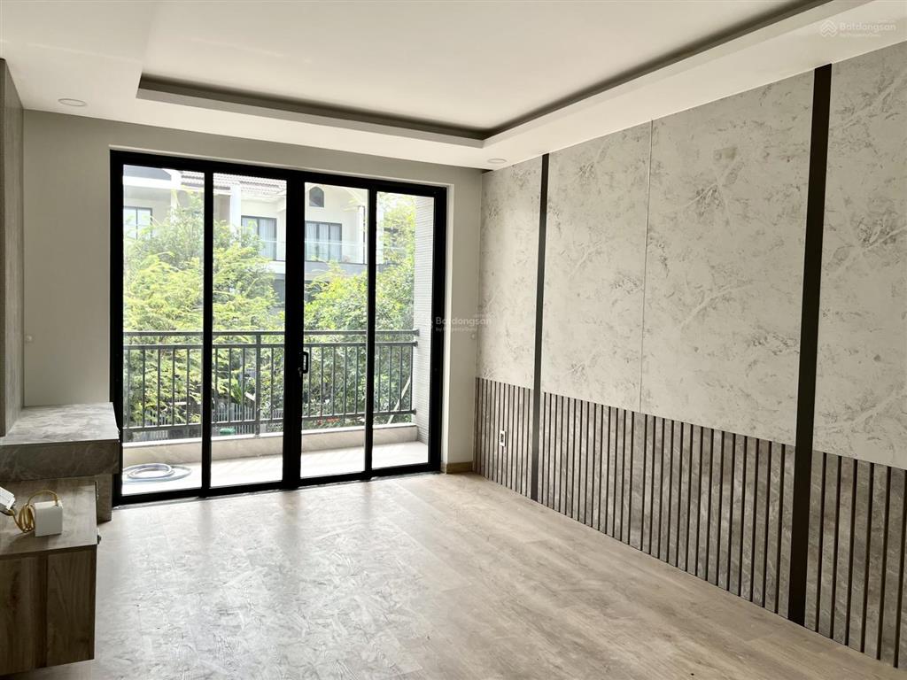 Khui thùng biệt thự vườn 212m2 với 4pn, đông nam, thang máy, mới tinh  toantranvillas