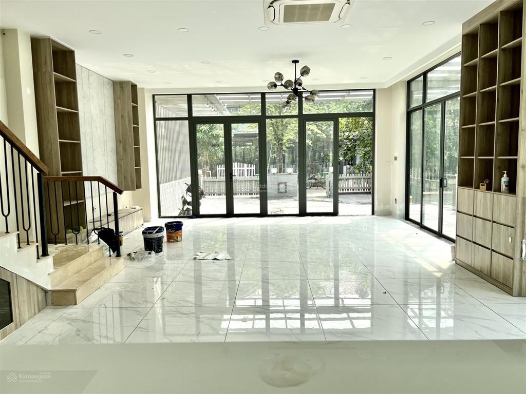 Khui thùng biệt thự vườn 212m2 với 4pn, đông nam, thang máy, mới tinh  toantranvillas