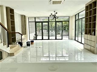 Khui thùng biệt thự vườn 212m2 với 4pn, đông nam, thang máy, mới tinh  toantranvillas