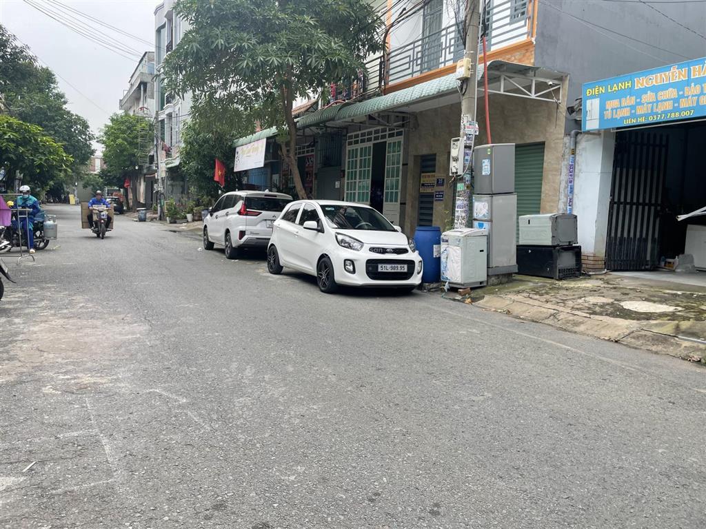 Bán chdv mặt tiền nhựa 18m phường dĩ an, thu 30tr/th. nhà 1 trệt 2 lầu 14 căn hộ và 1 kiot