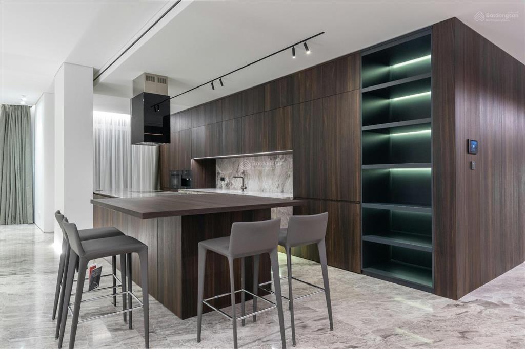 Cần bán căn hộ tầng 4 khu tập thể, hoàng quốc việt, nghĩa tân, 70m2 nhà đẹp, thoáng trước sau
