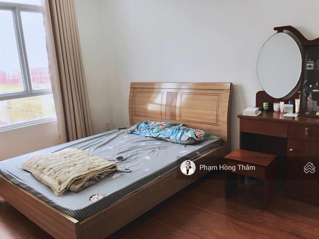 Bán căn hộ giai việt 82m2, 2pn, 2wc, nội thất cơ bản, có sổ hồng, giá 4.3 tỷ.  0933 888 ***  thắm