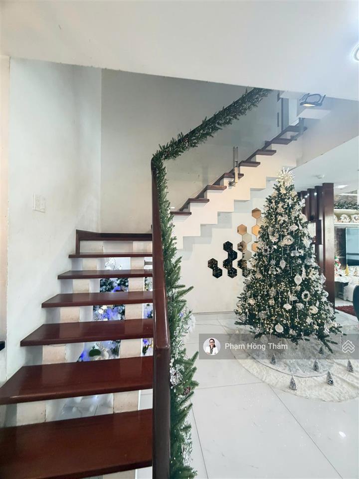 Bán căn hộ penthouse giai việt, dt 315m2, 3pn, 4wc có nội thất, sổ hồng, giá 12.5 tỷ.  0933 888 ***