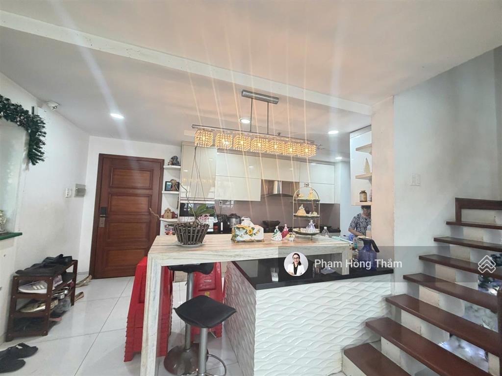 Bán căn hộ penthouse giai việt, dt 315m2, 3pn, 4wc có nội thất, sổ hồng, giá 12.5 tỷ.  0933 888 ***