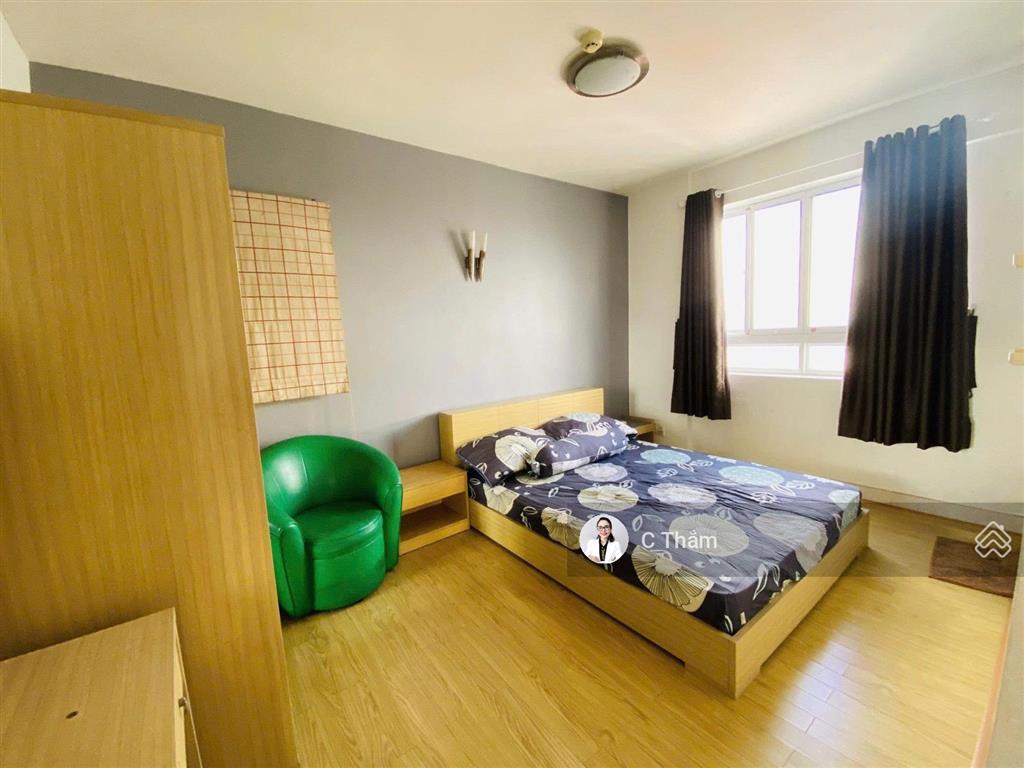 Cho thuê căn hộ hùng vương plaza, dt 130m2, 3pn, 3wc, đầy đủ nội thất, giá 23tr/th.  0933 888 ***