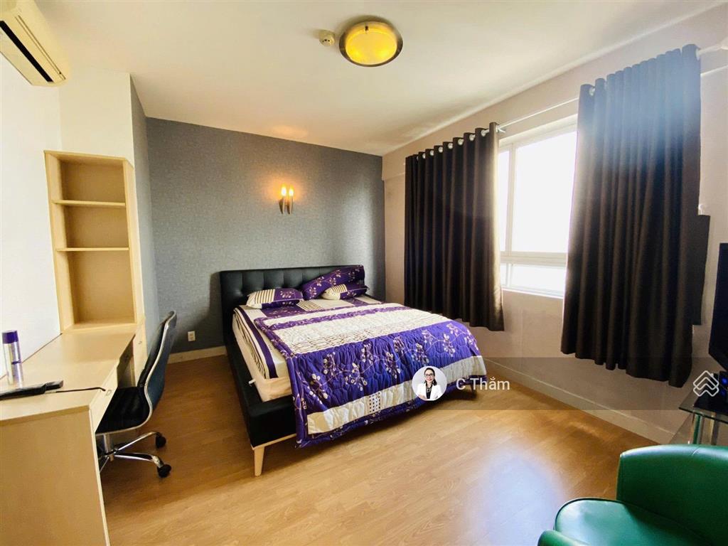 Cho thuê căn hộ hùng vương plaza, dt 130m2, 3pn, 3wc, đầy đủ nội thất, giá 23tr/th.  0933 888 ***