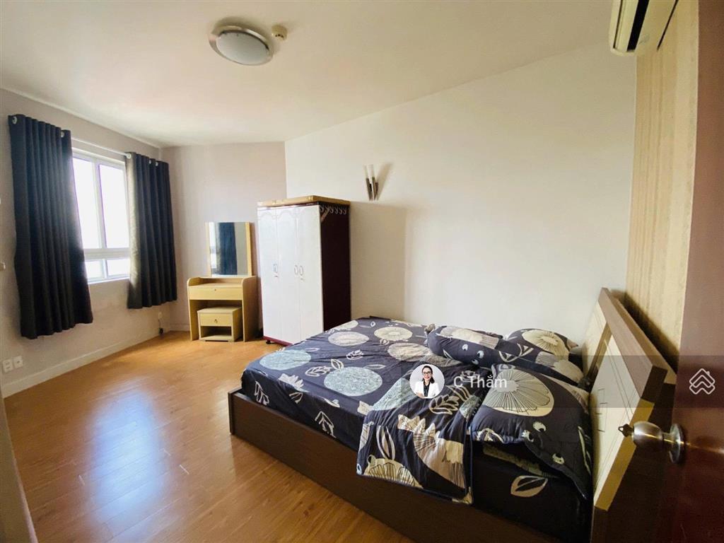 Cho thuê căn hộ hùng vương plaza, dt 130m2, 3pn, 3wc, đầy đủ nội thất, giá 23tr/th.  0933 888 ***