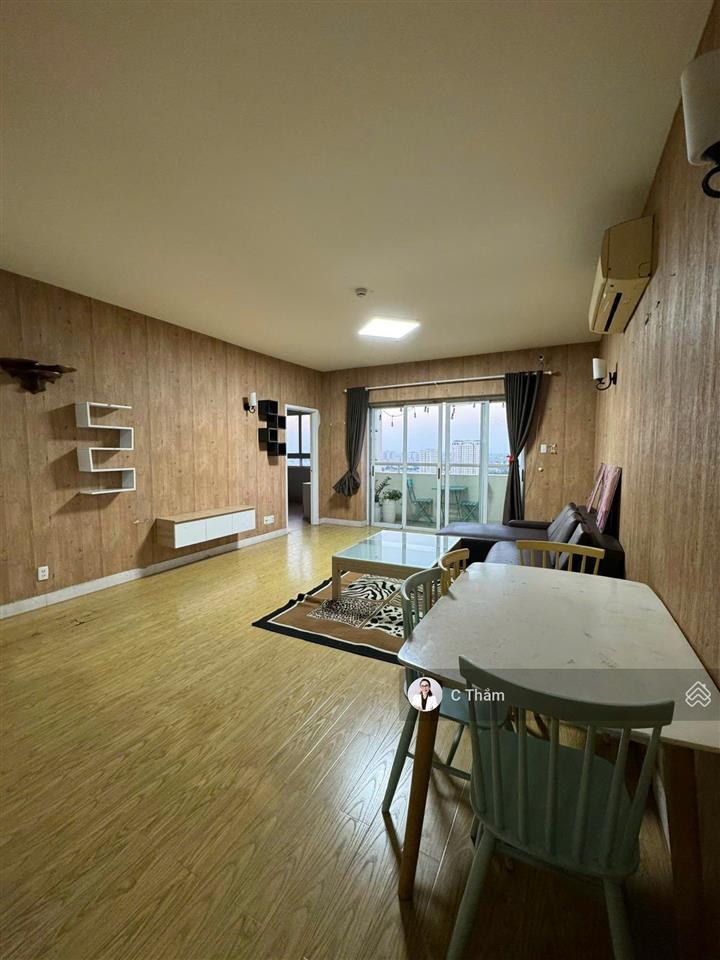 Cho thuê căn hộ hùng vương plaza, dt 130m2, 3pn, 3wc, đầy đủ nội thất, giá 23tr/th.  0933 888 ***