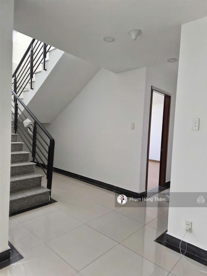 Bán căn hộ penthouse giai việt, dt 227m2, 3pn, 4wc, nhà trống, view mát, giá 8,2 tỷ.  0933 888 ***