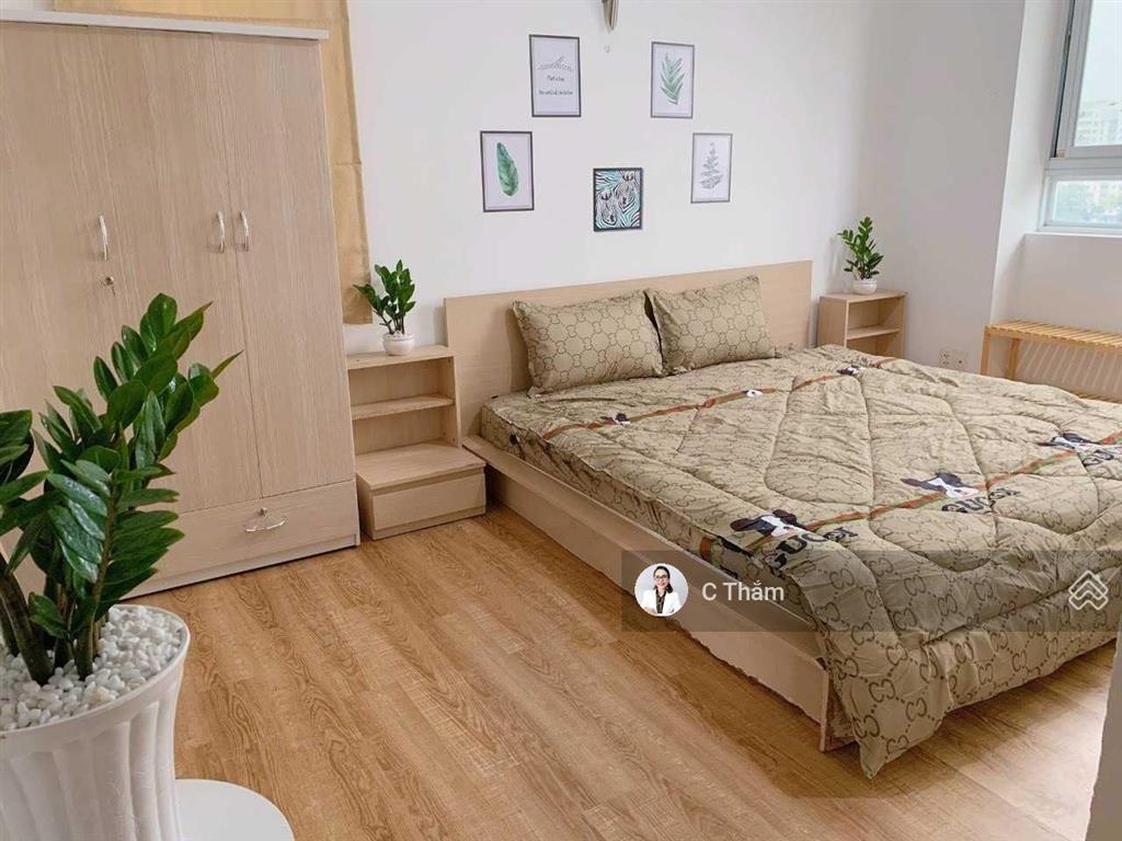 Cần bán căn hộ hùng vương plaza, dt 130m2, 3pn, 3wc, sổ hồng, có đầy đủ nội thất, giá bán 9,8 tỷ