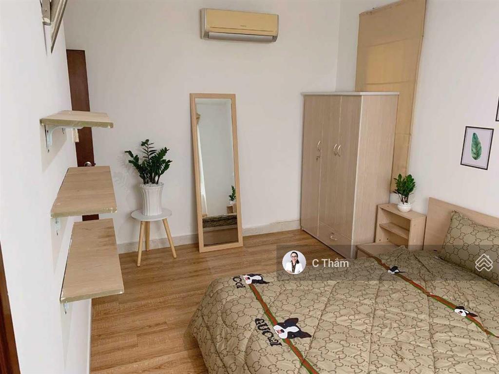 Cần bán căn hộ hùng vương plaza, dt 130m2, 3pn, 3wc, sổ hồng, có đầy đủ nội thất, giá bán 9,8 tỷ