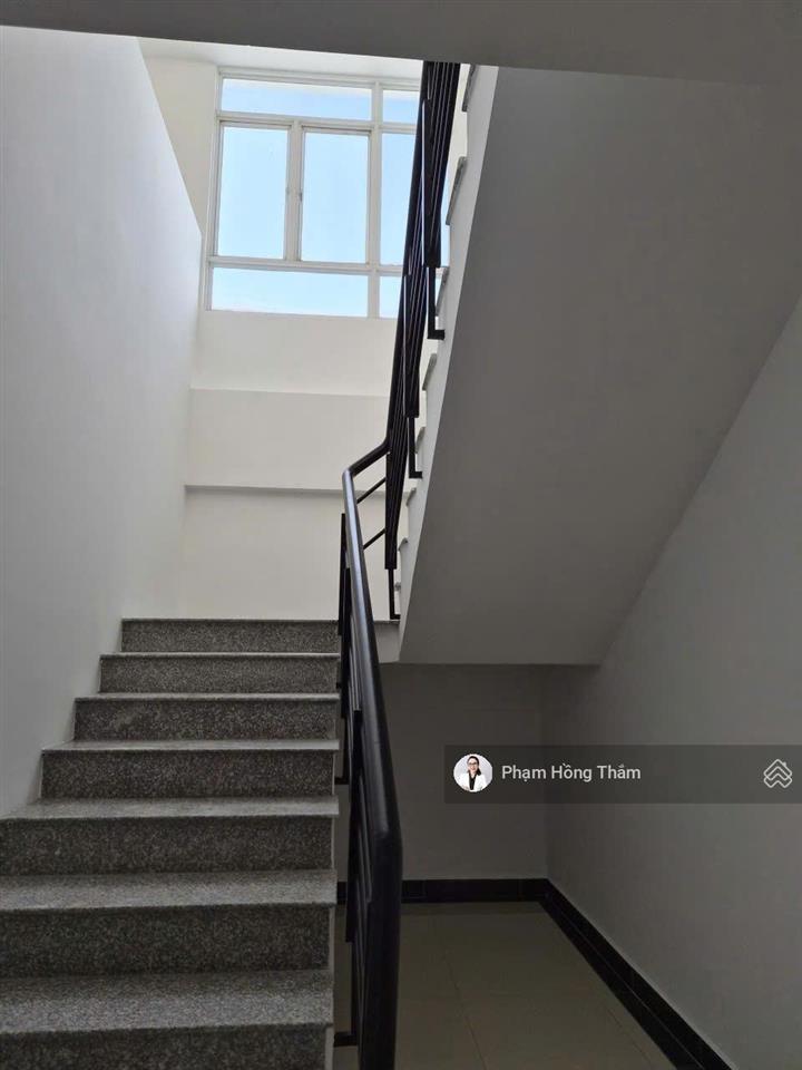 Bán căn hộ penthouse giai việt, dt 227m2, 3pn, 4wc, nhà trống, view mát, giá 8,2 tỷ.  0933 888 ***