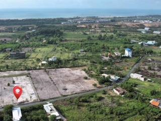 Đất dân cư ven biển, quanh là khu homestay, làm nhà vươn rất oki vì đất rộng rãi 724m2