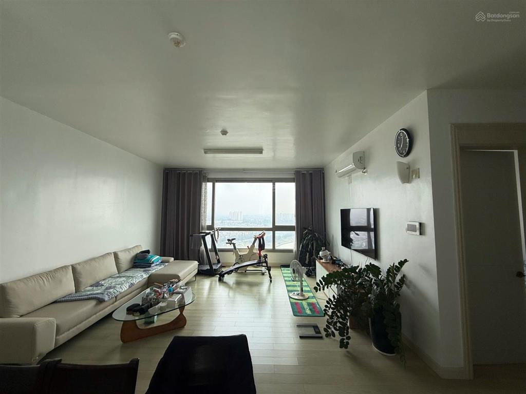 Bán căn 139m2 đồ cơ bản rất mới ban công đông nam cccc hyundai hillstate