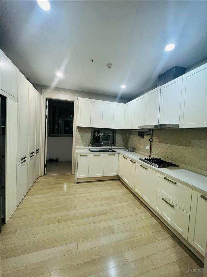 Bán căn 139m2 đồ cơ bản rất mới ban công đông nam cccc hyundai hillstate