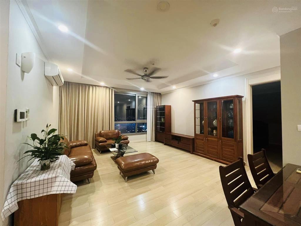 Bán căn 139m2 đồ cơ bản rất mới ban công đông nam cccc hyundai hillstate