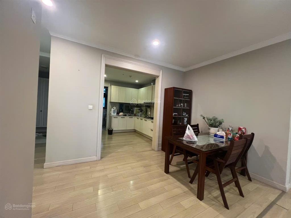 Bán căn 139m2 đồ cơ bản rất mới ban công đông nam cccc hyundai hillstate