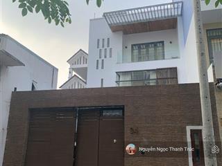 Cho thuê nhà mặt tiền hồ biểu chánh, phú nhuận. dt 7x40m. trệt 3 lầu. 100 triệu/tháng.