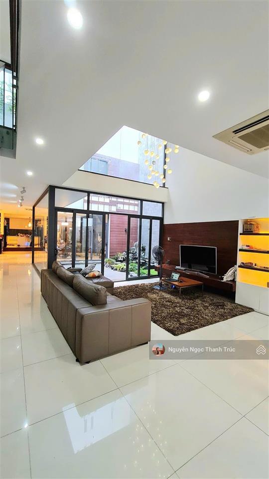 Cho thuê tòa nhà mặt tiền hồ biểu chánh, phú nhuận dt 9x20m trệt 2 lầu 80 triệu/tháng