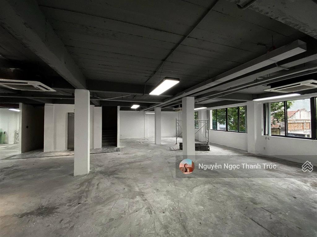 Cho thuê mặt bằng ngã tư lê duẩn  hai bà trưng, quận 1  dt 25x20m  trệt 2 lầu  300 triệu/tháng
