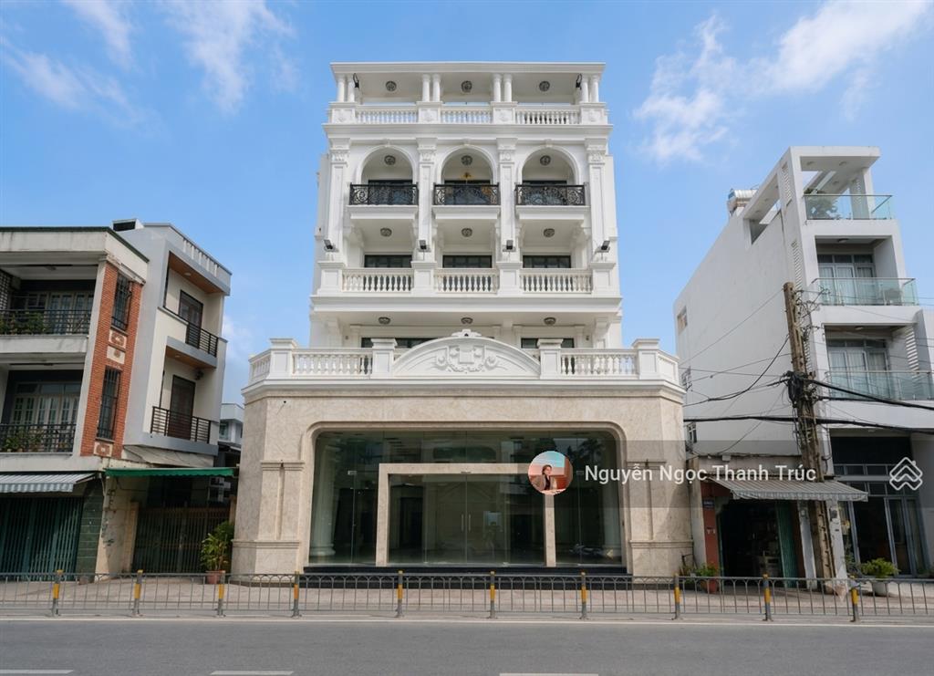 Cho thuê tòa nhà phạm phú thứ, quận 6  dt 15x20m  trệt, lửng, 4 lầu  thang máy  80 triệu/tháng