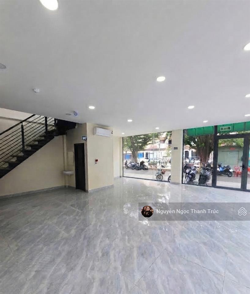 Cho thuê biệt thự nguyễn thông, quận 3  dt 9x40m  trệt + 2 lầu  135 triệu/tháng