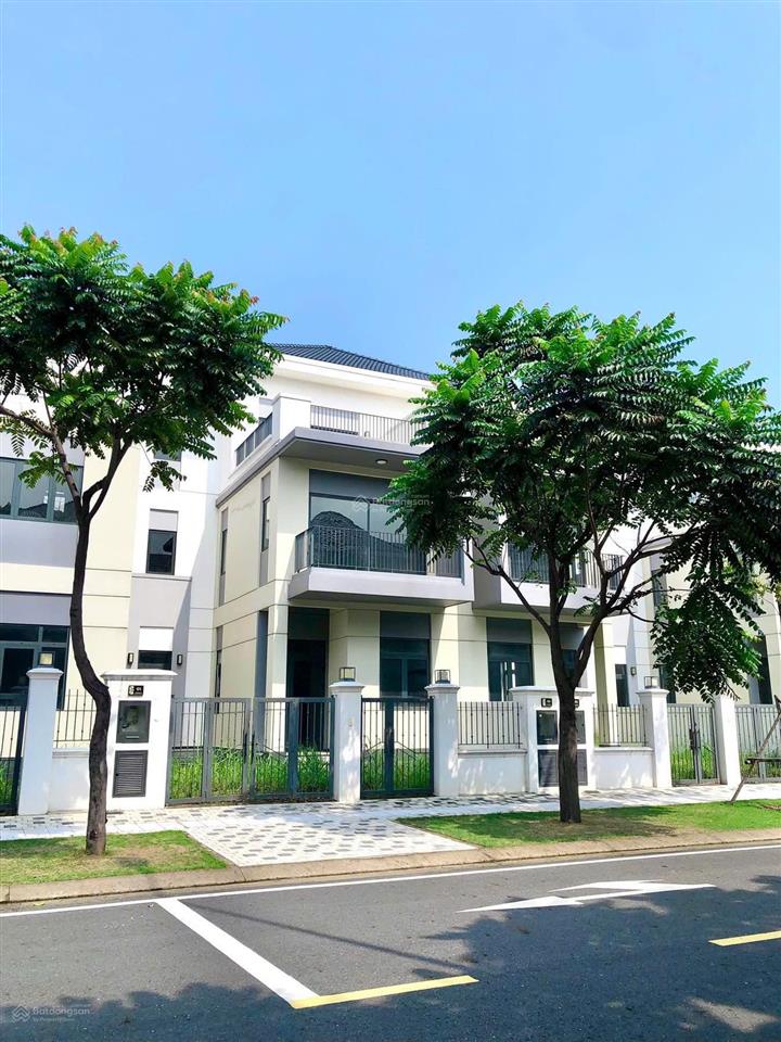Bán nhà phố 160m2, nhà thô, đang chuẩn bị làm sổ, gần trường học, đường 13m  0908 938 ***