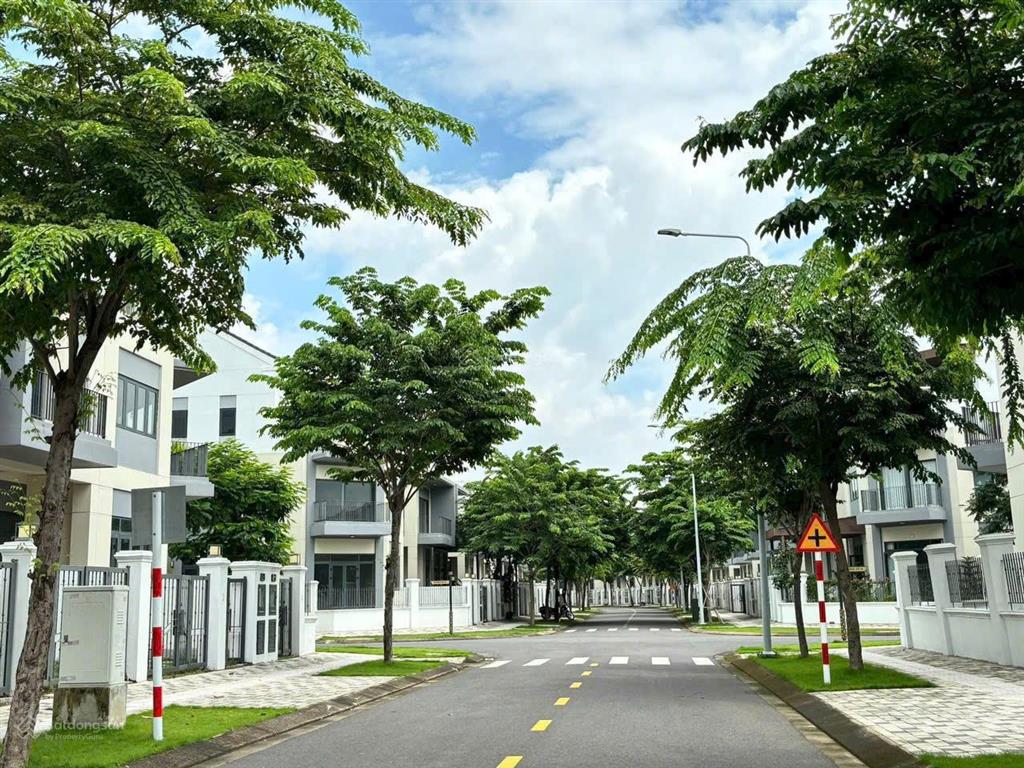 Bán nhà phố 160m2, nhà thô, đang chuẩn bị làm sổ, gần trường học, đường 13m  0908 938 ***