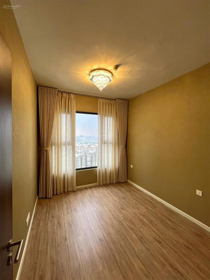 Cần cho thuê căn hộ tầng cao, view hồ bơi, quận 1, giá tốt 0908 938 ***