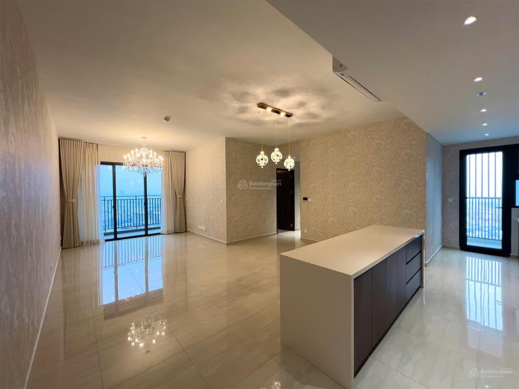 Cần cho thuê căn hộ tầng cao, view hồ bơi, quận 1, giá tốt 0908 938 ***