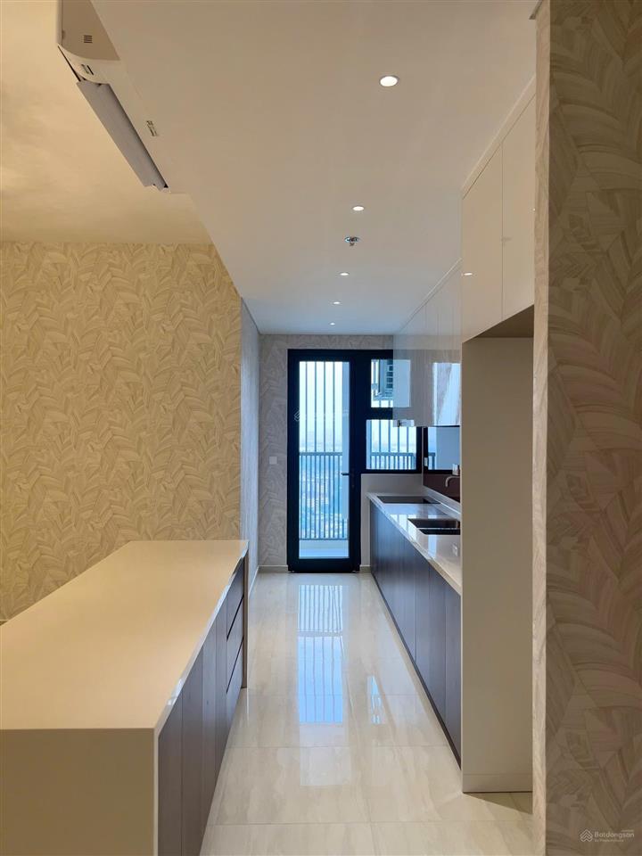 Cần cho thuê căn hộ tầng cao, view hồ bơi, quận 1, giá tốt 0908 938 ***