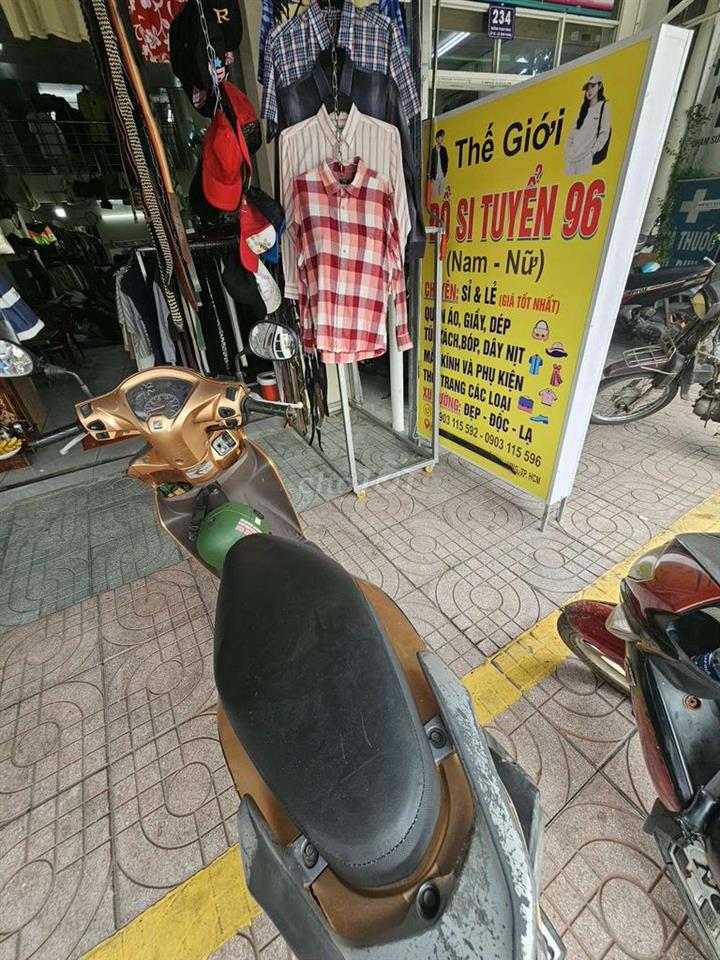 cho thuê chỗ ngồi sửa quần áo nhỏ trước shop đồ si