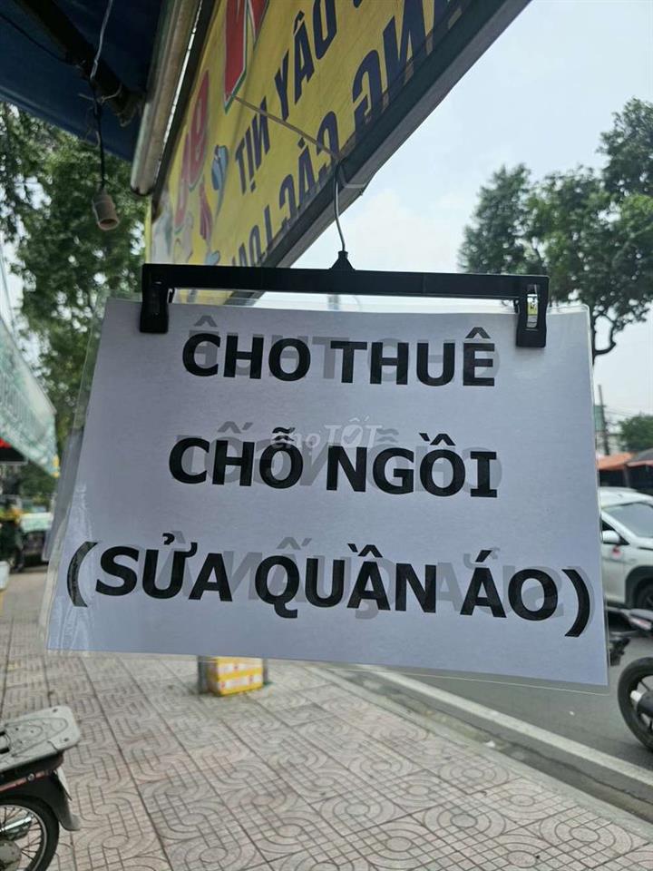 cho thuê chỗ ngồi sửa quần áo nhỏ trước shop đồ si