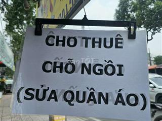 cho thuê chỗ ngồi sửa quần áo nhỏ trước shop đồ si