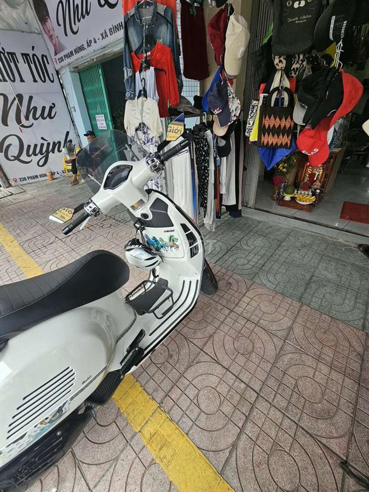 cho thuê chỗ ngồi sửa quần áo nhỏ trước shop đồ si