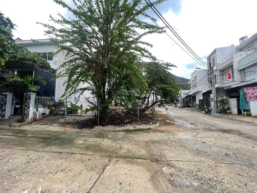 Bán gấp lô góc biển khu hòn xện, đối diện công viên, gần biển  0762 111 ***