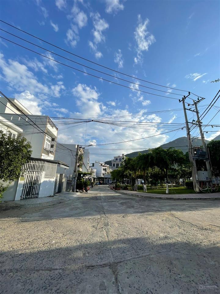 Bán gấp lô góc biển khu hòn xện, đối diện công viên, gần biển  0762 111 ***