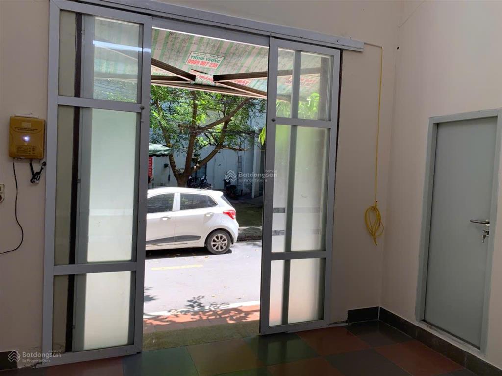 Cho thuê mặt bằng kinh doanh, nhà đầu ve, vị trí tiện lợi, đầy đủ pccc, giá điện phù hợp.