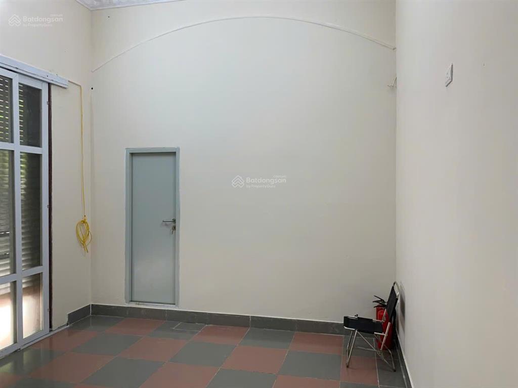 Cho thuê mặt bằng kinh doanh, nhà đầu ve, vị trí tiện lợi, đầy đủ pccc, giá điện phù hợp.