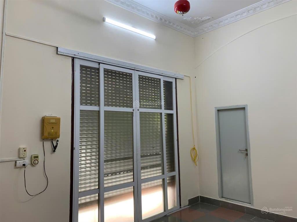 Cho thuê mặt bằng kinh doanh, nhà đầu ve, vị trí tiện lợi, đầy đủ pccc, giá điện phù hợp.