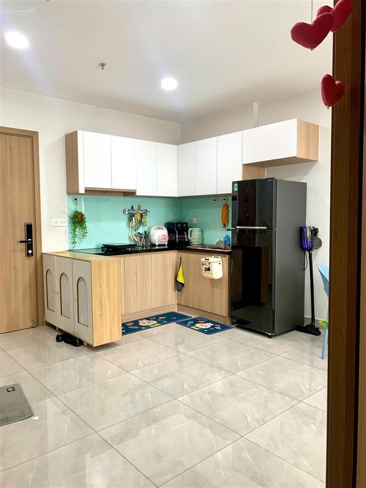 Cần bán căn 1 phòng ngủ legacy thuận giao 1,4 tỷ, tặng nội thất nhà chủ ở sạch sẽ