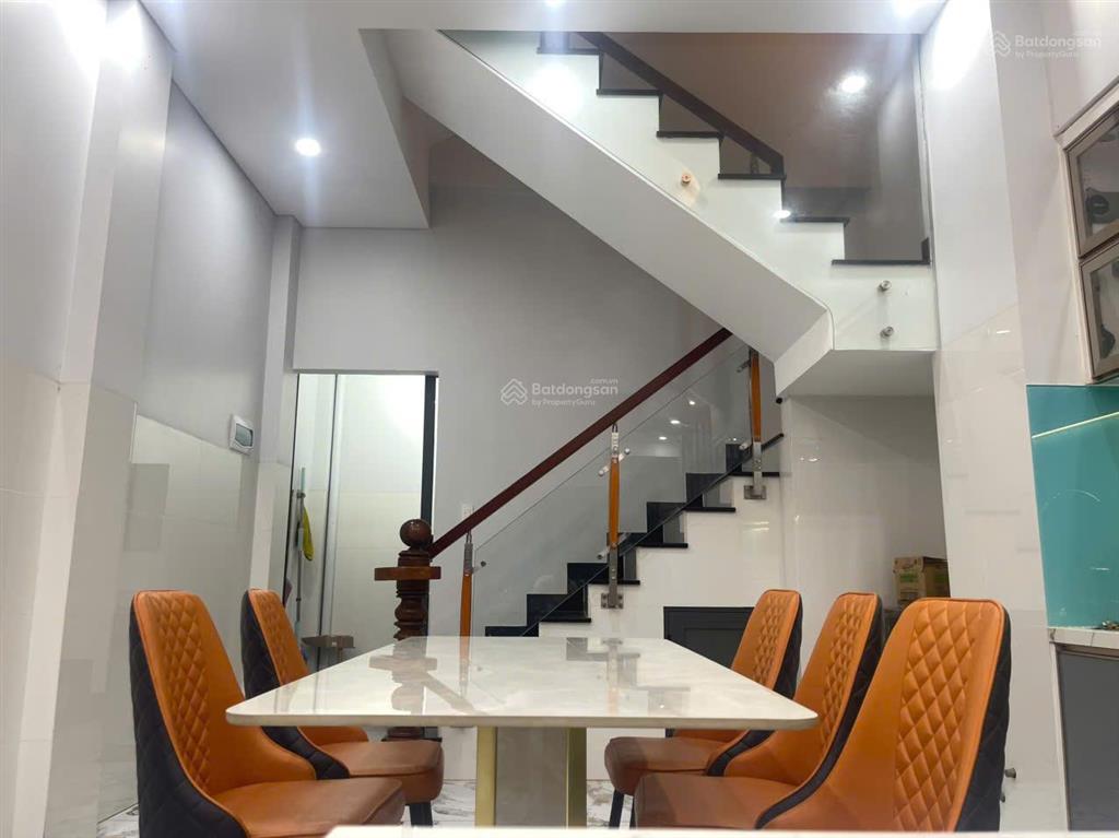 4,99 tỷ /bán nhà 3 tầng ngay sát vách vinhomes q9