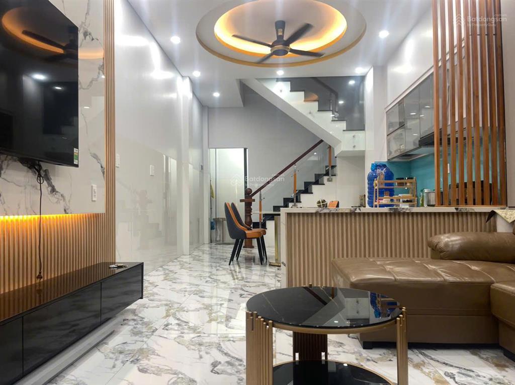 4,99 tỷ /bán nhà 3 tầng ngay sát vách vinhomes q9